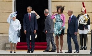 El viento jugó una mala pasada a la reina con el sombrero y a Michelle Obama con su vestido. ::
LEON NEAL / AFP