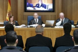 De espalda, los militares juzgados en 2009 por la identificación errónea de cadáveres. :: C. MOYA / EFE