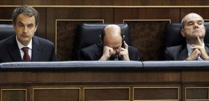 El presidente sigue en el Congreso la sesión de control al Gobierno de ayer mientras Rubalcaba habla por teléfono y Chaves observa pensativo.  ::
SUSANA VERA / REUTERS