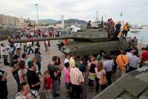 En algunos lugares del muelle 4 se formaron colas de personas interesadas en conocer por dentro los vehículos militares o para participar en alguna actividad organizada por el Ministerio de Defensa. ::                             ANTONIO SALAS