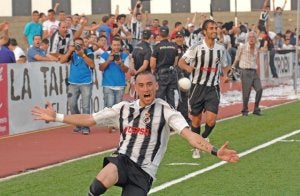 Copi celebra el tercer gol de la tarde en el Municipal. ::
F. LOZANO