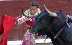 Una faena de César Jiménez salva una tarde para olvidar