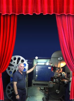 Simultáneo. El Alameda exhibe películas, en proyectores de hace 40 años, al mismo tiempo que ofrece teatro. :: ÁLVARO CABRERA