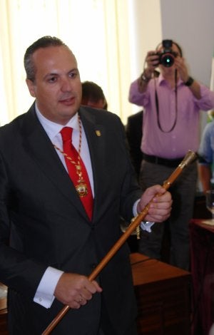 Juan Carlos Ruiz Boix, con el bastón de mando como nuevo alcalde de San Roque. ::
SUR