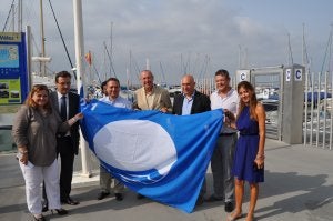 Benítez y Souvirón, en la izada de la bandera azul del puerto. ::
A. P.