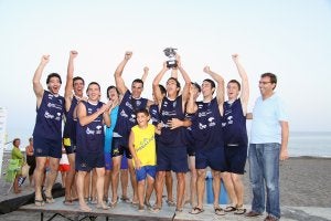 Los vencedores celebran el triunfo. ::
SUR