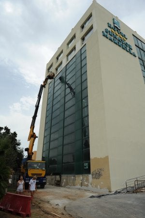 La empresa del hotel Senator trabaja en la puesta a punto del establecimiento. ::                             JOSELE-LANZA