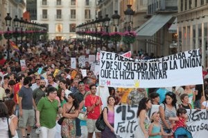 Los manifestantes llenaron en la tarde de ayer la calle Larios. ::  ANTONIO SALAS