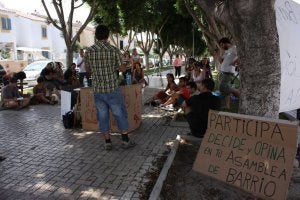 Vecinos participan en una de las últimas reuniones de la asamblea 15-M de Puerto de la Torre-Teatinos. ::                             SUR