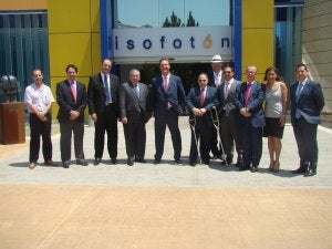 Altos cargos del Gobierno dominicano, junto a los responsables de Isofotón, en la visita de ayer a la planta malagueña. ::                             EFE