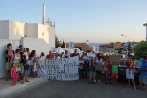 Vecinos de La Cala del Moral protestan contra una antena de telefonía móvil
