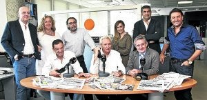 El equipo de la nueva temporada de Punto Radio, ayer en los estudios de la cadena. ::
VÍCTOR ÁLVAREZ