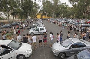 Cientos de estudiantes hacen cola para matricularse en la Escuela de Idiomas