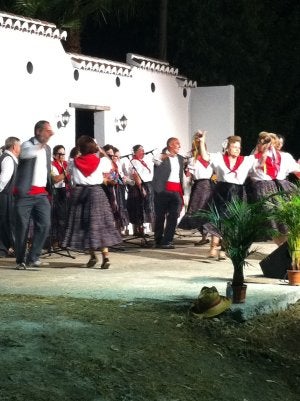 Espectáculo. El baile de 'la rueda' lo realizan mujeres y hombres con el objetivo de encontrar pareja, según manda la tradición torroxeña. ::
E. C.