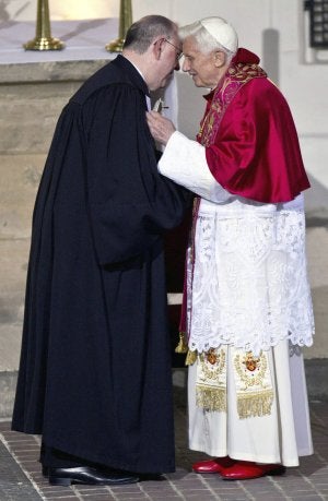 Nikolaus Kirchner y Joseph Ratzinger, ayer, en Erfurt. ::
REUTERS