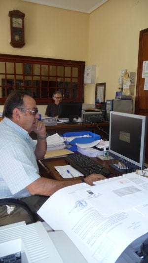 Los empleados de Cortes de la Frontera van a trabajar cada día, aunque no saben cuándo cobrarán. ::                             C.                             MARTÍN