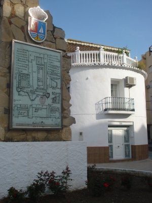 Plano del antiguo castillo con el torreón al fondo. ::                             SUR