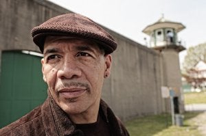 Dewey Bozella, ante los muros de la prisión de Sing Sing. ::
DEWEYBOZELLA.COM