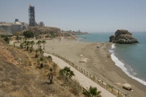 Las últimas obras para mejorar la zona del Peñón del Cuervo fueron realizadas en 2003 pero se deterioraron por las fuertes lluvias de ese mismo año. :: SUR