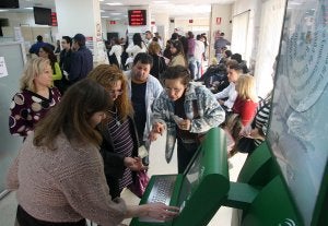 Usuarios en una oficina del Servicio Andaluz de Empleo. ::
SUR