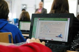 Los niños obtienen al momento la corrección de los ejercicios. ::
SUR