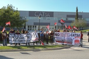 Trabajadores de CATSA, a las puertas de la empresa. :: A. SALAS