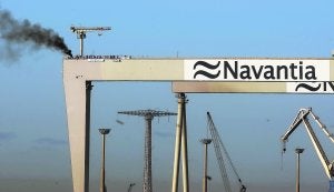 Protesta de los trabajadores de Navantia en las grúas pórtico ante la falta de trabajo. ::
ANTONIO VÁZQUEZ