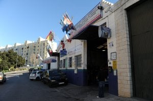 Vista de la fachada del taller mecánico que fue asaltado ayer. ::                             J-L.