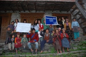 Voluntarios de la ONG y vecinos del pueblo, delante de la nueva clínica abierta en Gatlang, en el valle del río Chilime Khola, que atenderá a la población rural de la zona. ::
SUR