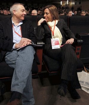 Pere Navarro charla con Carme Chacón en el congreso de los socialistas catalanes celebrado en diciembre. ::
ALBERT OLIVÉ / EFE