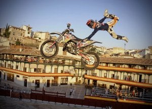El sevillano Dany Torres, en pleno vuelo durante una exhibición en Chinchón. ::
REUTERS
