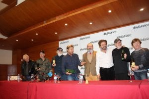 La mítica banda original de Elvis Presley, junto al presidente de Hojiblanca, José Moreno, cuarto por la derecha. ::
SUR