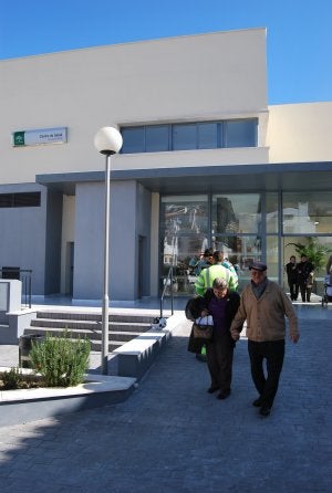 Usuarios del centro de salud, ayer, a la salida del nuevo edificio. ::                             E. C.