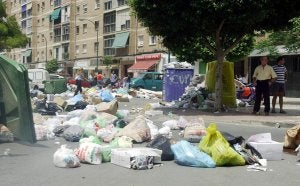 La huelga de julio de 2002 dejó miles de toneladas de basura esparcidas por las calles. ::                             SUR