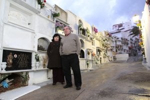 María del Pilar Guzmán y Juan Vidales, junto al nicho abierto ayer en busca de  los restos de su hija. ::    ANTONIO SALAS