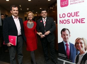 Martín de la Herrán, Rosa Díez y Manuel Guzmán, ayer en la presentación de las candidaturas. ::                             CARLOS                             MORET