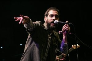 El nuevo cantante de Tabletom, Tony Moreno, durante un concierto en el que no dejó de bailar y moverse por todo el escenario. ::                             JAIME GALLARDO