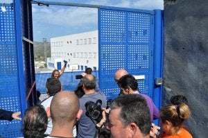 Los padres entraron ayer en el centro educativo tras el desprecinto ordenado por el juez. ::                             A. P.