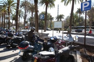 Zona reservada para aparcar las bicicletas frente al Ayuntamiento, completamente poblada de motos. :: Sur