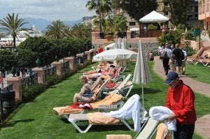 Desafío. Los viajeros aprovecharon ayer los poco rayos de sol que han lucido esta Semana Santa. ::                             JOSELE-LANZA