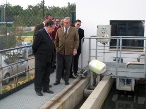 Las autoridades, durante la visita de ayer. ::
SUR