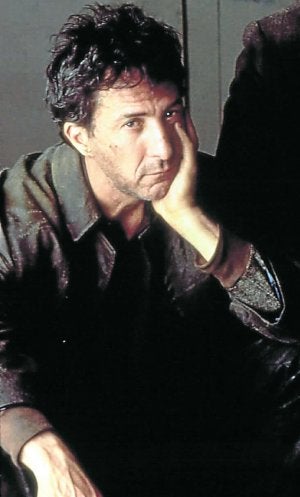 Dustin Hoffman, en una escena de 'Héroe por accidente'.  ::
E.C.