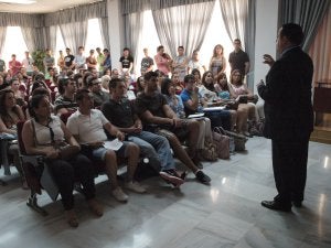 Más de 200 universitarios se interesaron por la oferta de empleo de Mercadona. ::                             P.G.