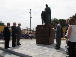 Autoridades, docentes y antiguos alumnos ante la estatua. ::
A. D. J.