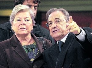 Pitina y Florentino, en un partido del Real Madrid en la Champions, a finales de 2010. :: Reuters