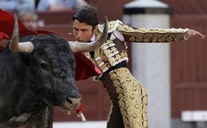 El torero Fernando Robleño, en un pase de muleta a su segundo toro. ::
JUANJO MARTÍN. EFE
