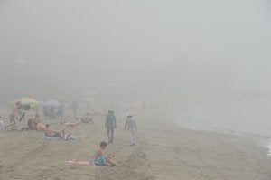 La espesa niebla que lleva varios días instalada en la costa se disipará hoy
