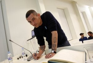 David Delfín derrochó ayer buen humor y experiencia en el Museo Carmen Thyssen Málaga. ::                             ÁLVARO CABRERA