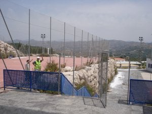 Operarios inician los preparativos para sustituir la escollera por un muro de hormigón. ::
A. P.