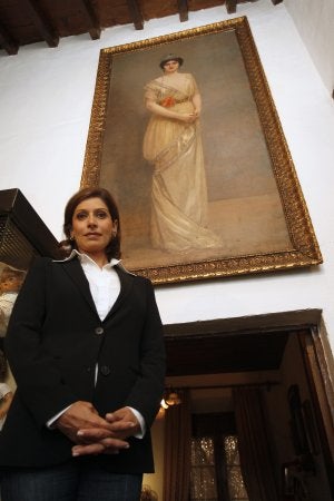 Maha Akhtar posa ante el retrato de su abuela en el Museo de Artes Populares. ::                             ÁLVARO CABRERA